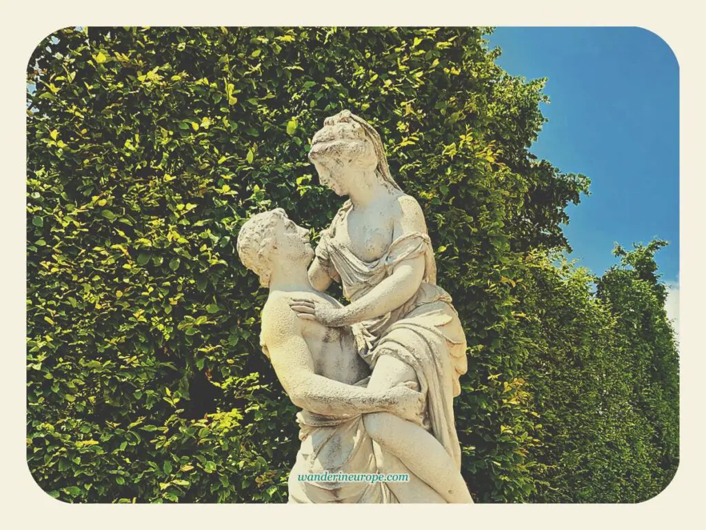 Statues of lovers in Schönbrunn Palace’s Great Parterre, Vienna, Austria